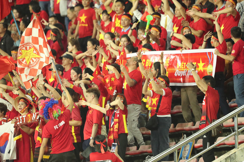 越南球迷们在老挝国家体育场上助威。 越南球迷们在老挝国家体育场上助威。