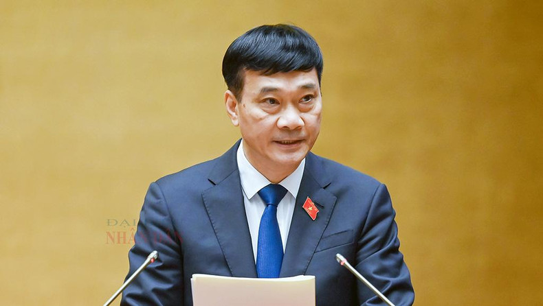 国会经济委员会主任武鸿青作审查报告。 国会经济委员会主任武鸿青作审查报告。