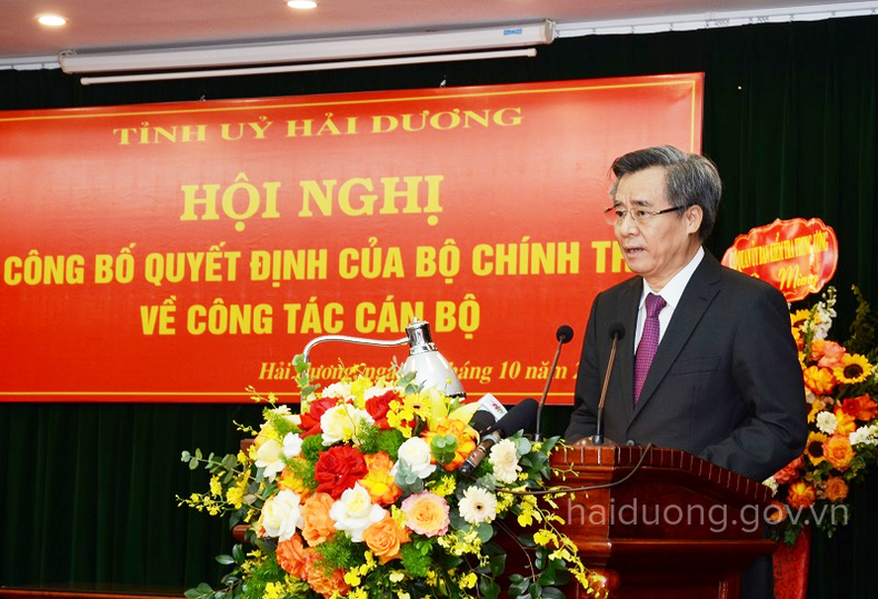 中央组织部副部长阮光阳在会上宣读中央政治局决定。 中央组织部副部长阮光阳在会上宣读中央政治局决定。