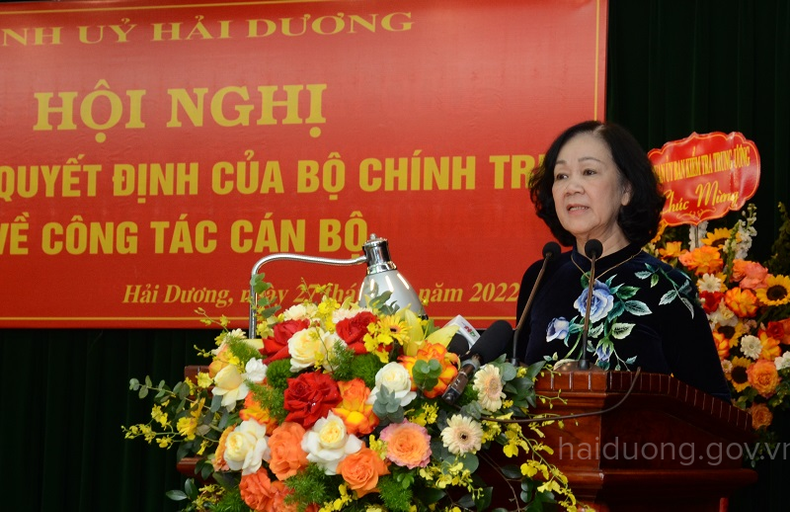 中央组织部部长张氏梅发表讲话。 中央组织部部长张氏梅发表讲话。