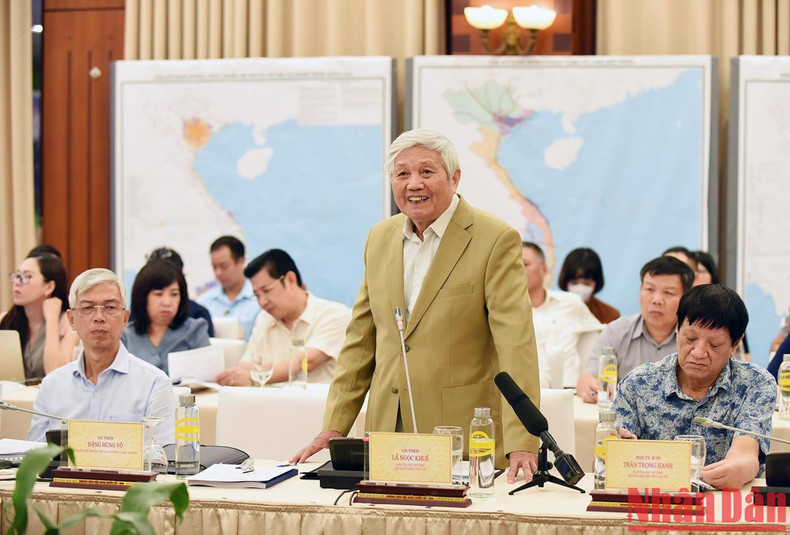 前交通运输部副部长吕玉奎在会上发言。 前交通运输部副部长吕玉奎在会上发言。