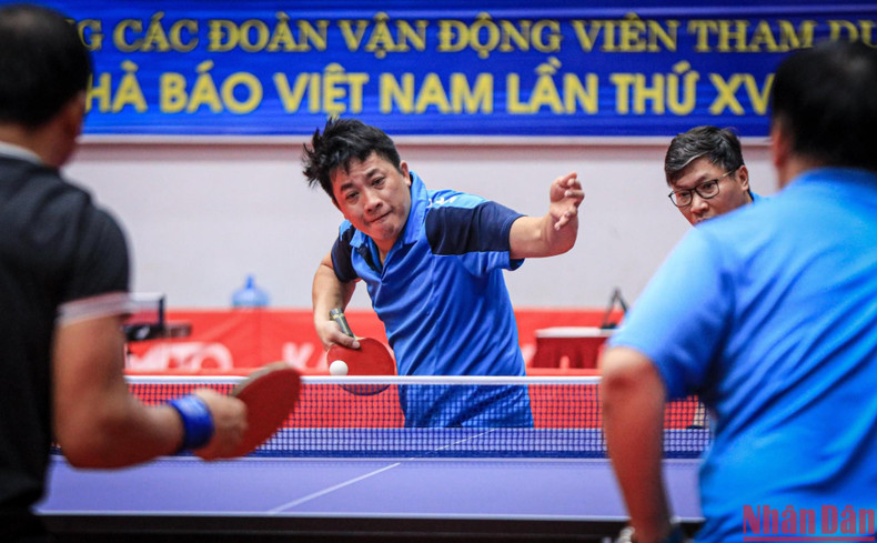 《人民报》社与和平报记协运动员争夺领导男子双打冠军。 《人民报》社与和平报记协运动员争夺领导男子双打冠军。