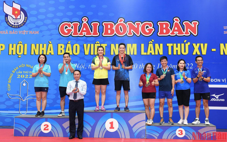 45岁以上男女双打奖颁奖仪式。 45岁以上男女双打奖颁奖仪式。