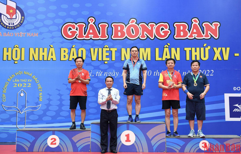 越南记协常务副主席阮德利向领导男子单打获得主颁发奖项。《人民报》社吴越英获得金牌。 越南记协常务副主席阮德利向领导男子单打获得主颁发奖项。《人民报》社吴越英获得金牌。