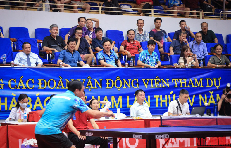 各场决赛吸引很多观众。 各场决赛吸引很多观众。