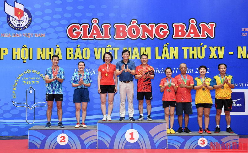 45岁以下男女双打奖颁奖仪式。(完) 45岁以下男女双打奖颁奖仪式。(完)