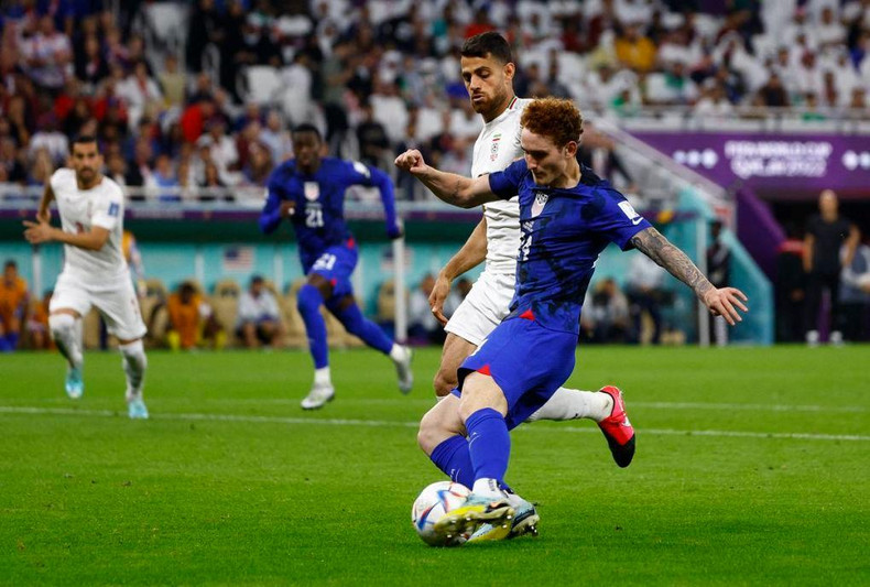 美国球员发起进攻。 美国球员发起进攻。