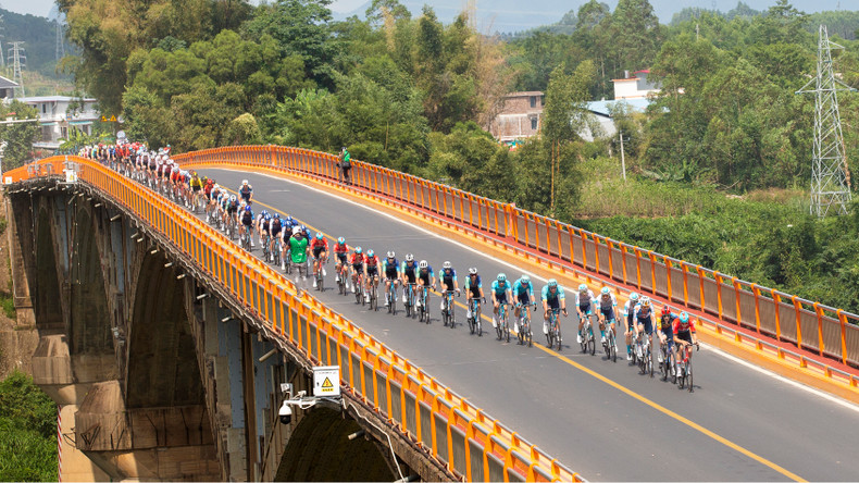 车手们经过一座大桥。 车手们经过一座大桥。