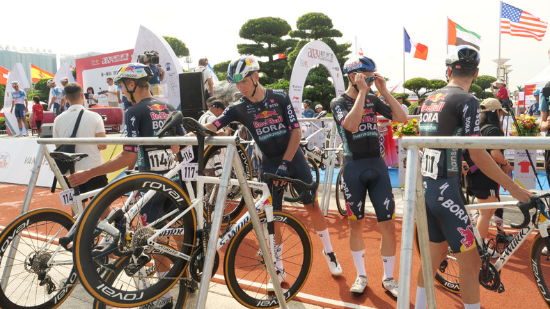 红牛-博拉-汉斯格雅车队的车手将自行车挂在架上。 红牛-博拉-汉斯格雅车队的车手将自行车挂在架上。