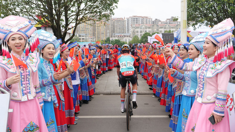 乐透戴斯尼车队的车手骑着车进入车队亮相的举办地。 乐透戴斯尼车队的车手骑着车进入车队亮相的举办地。