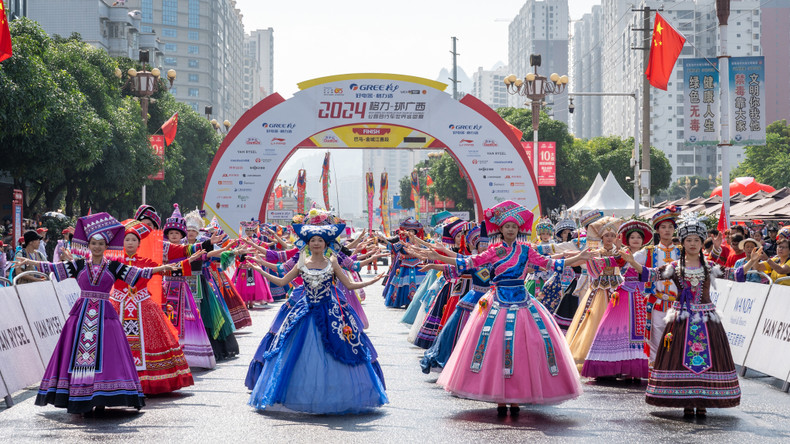 车手们冲过终点线之前,文艺表演十分精彩。 车手们冲过终点线之前,文艺表演十分精彩。