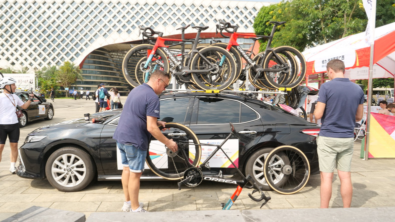 乐透戴斯尼车队的技术人员赛前修整自行车。 乐透戴斯尼车队的技术人员赛前修整自行车。