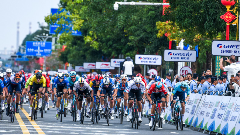 车手们一步一步朝着终点奔去。 车手们一步一步朝着终点奔去。