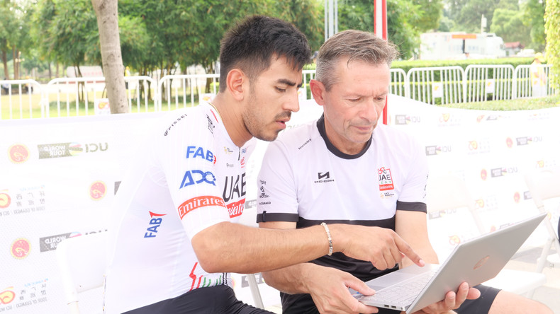 阿联酉航空车队的负责人与车手赛前单独分析比赛中的技战术。 阿联酉航空车队的负责人与车手赛前单独分析比赛中的技战术。