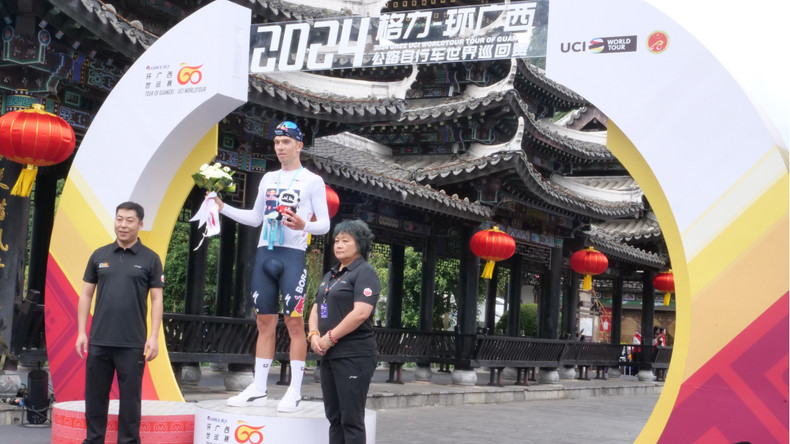 红牛博拉车队的菲利普·马切尤克(Maciejuk Filip)穿上代表第二赛段最佳年轻车手的白色领骑衫。 红牛博拉车队的菲利普·马切尤克(Maciejuk Filip)穿上代表第二赛段最佳年轻车手的白色领骑衫。