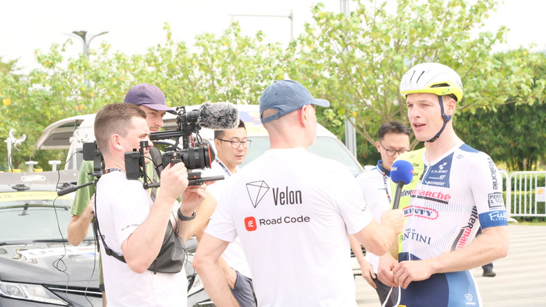 英特马诗-旺蒂车队的车手接受记者采访。 英特马诗-旺蒂车队的车手接受记者采访。