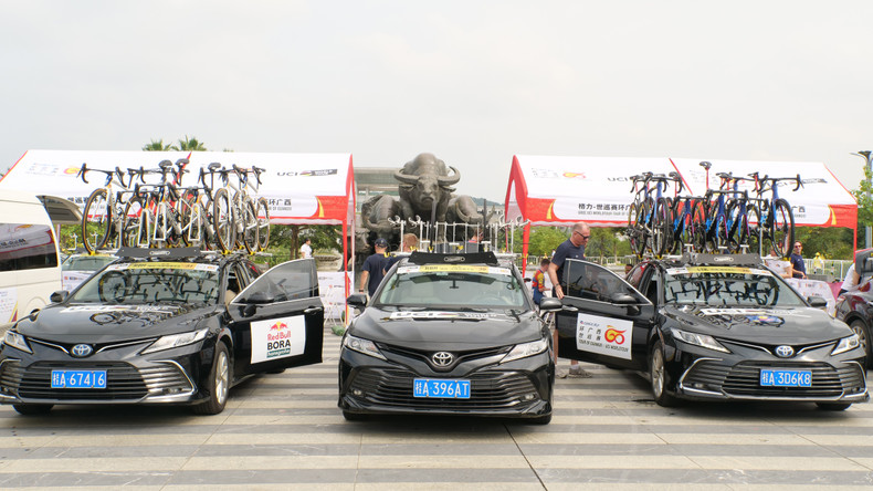 各支参赛车队的工作车辆赛前排队等候。 各支参赛车队的工作车辆赛前排队等候。