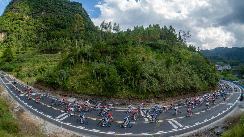 车手们是在风景美丽的赛道上展开争夺。 车手们是在风景美丽的赛道上展开争夺。