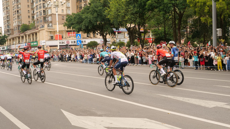当地居民在赛道旁观看和助威。 当地居民在赛道旁观看和助威。