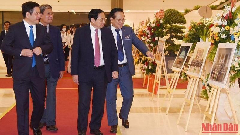 范明正总理参观图片展。(陈海 摄) 范明正总理参观图片展。(陈海 摄)