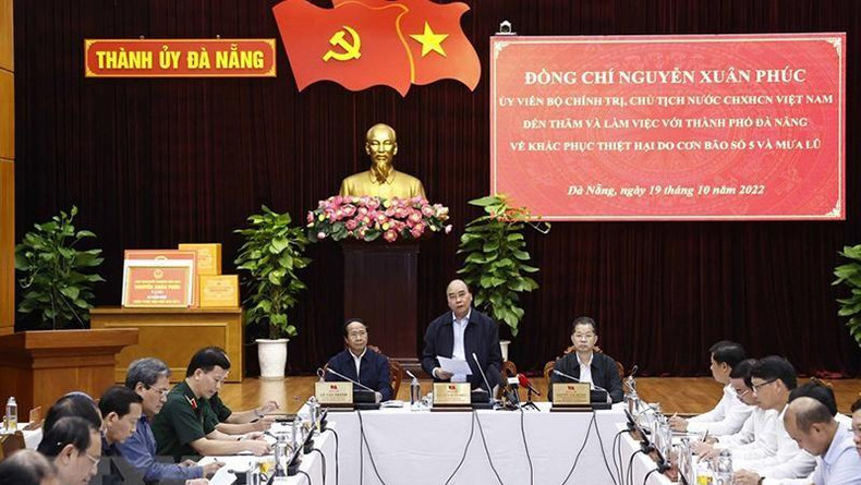 国家主席阮春福与岘港市领导班子举行座谈会。 国家主席阮春福与岘港市领导班子举行座谈会。