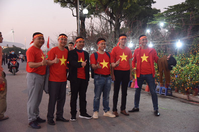 越南球迷在体育场前合影。 越南球迷在体育场前合影。