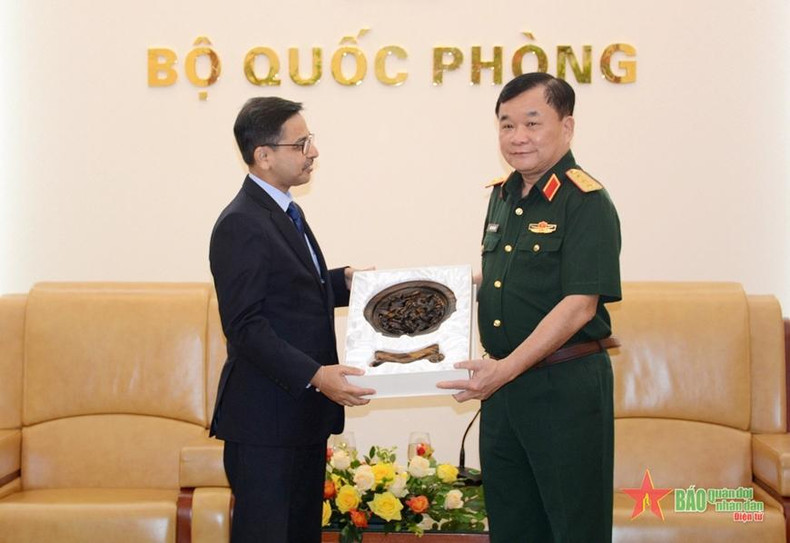 黄春战上将向普拉奈•维尔马大使赠送礼物。