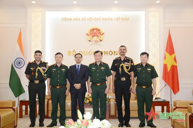 黄春战上将和普拉奈•维尔马大使与双方代表合影。