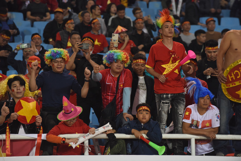 体育场上的气氛热闹非凡。 体育场上的气氛热闹非凡。