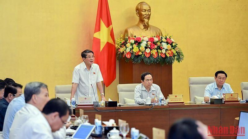 国会副主席陈德海在会上发言。