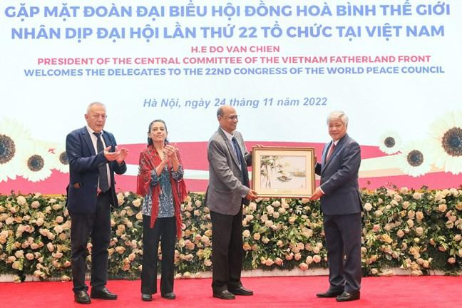 越南祖国阵线中央委员会主席杜文战向与会代表赠送纪念品。