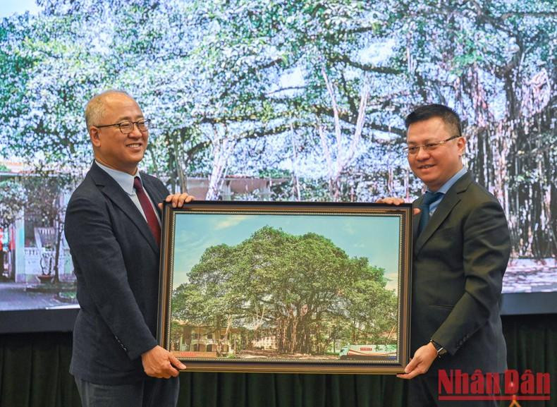 黎国明总编辑向李熙容先生赠送纪念品。 黎国明总编辑向李熙容先生赠送纪念品。