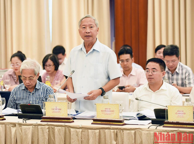 前计划与投资部副部长高曰生在会上发言。 前计划与投资部副部长高曰生在会上发言。