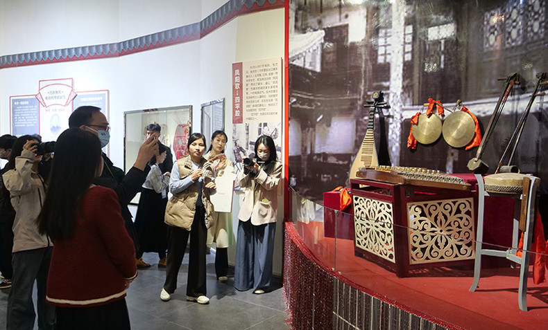 外媒记者了解吕剧的起源、发展历程。 外媒记者了解吕剧的起源、发展历程。