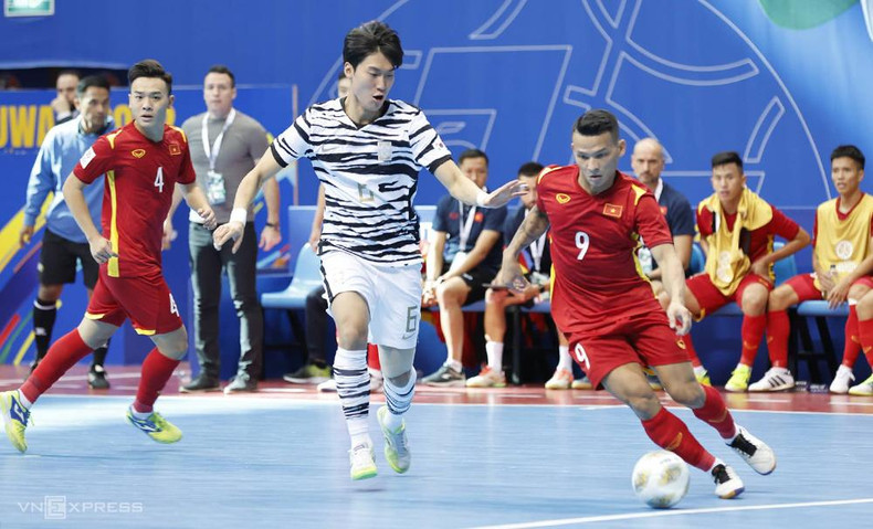 越南队发起一次进攻。(图片来源:《越南快讯》) 越南队发起一次进攻。(图片来源:《越南快讯》)