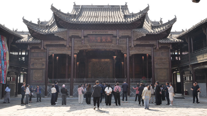 与会代表观中华传统家学文化园。