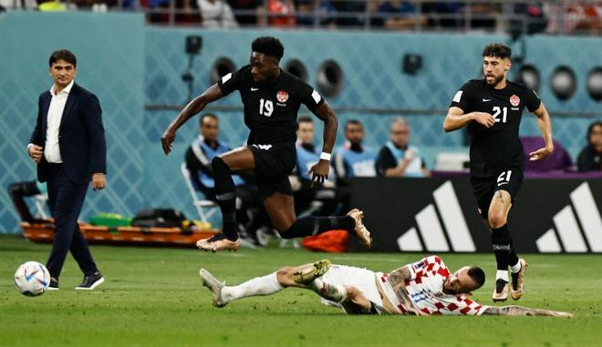 两队球员拼抢。 两队球员拼抢。