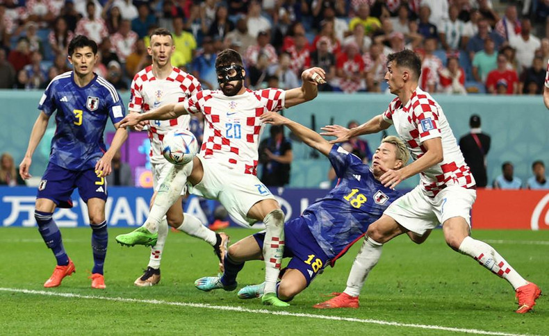 日本球员推射攻门。 日本球员推射攻门。