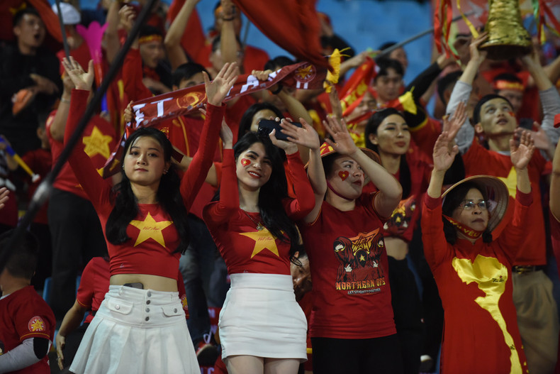 体育场上的气氛热闹非凡。 体育场上的气氛热闹非凡。