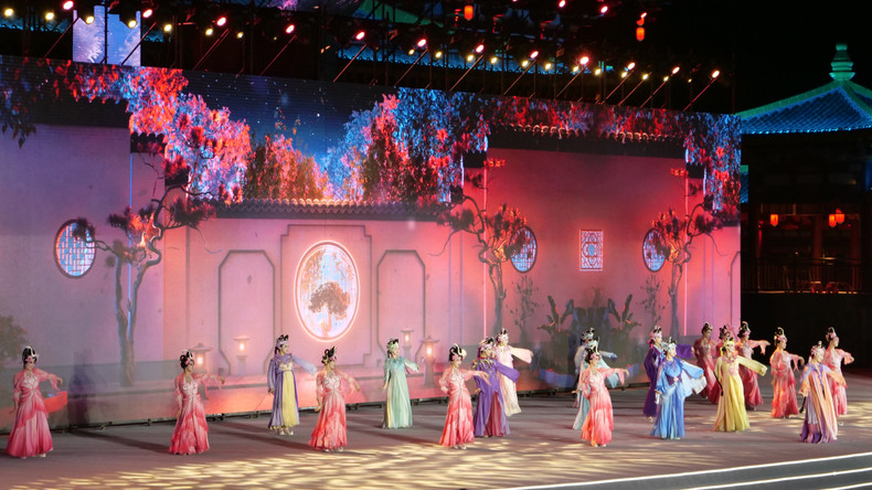 开幕式上的一个文艺表演。