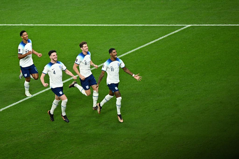 英格兰球员们为进球庆祝。 英格兰球员们为进球庆祝。