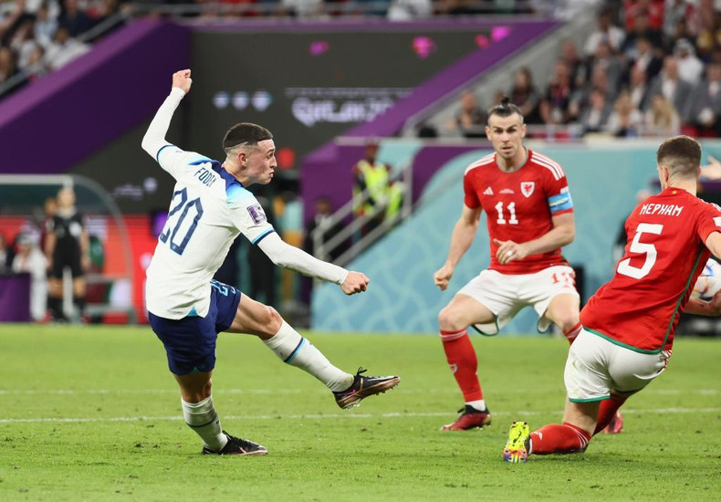 菲尔•福登在比赛中射门。 菲尔•福登在比赛中射门。