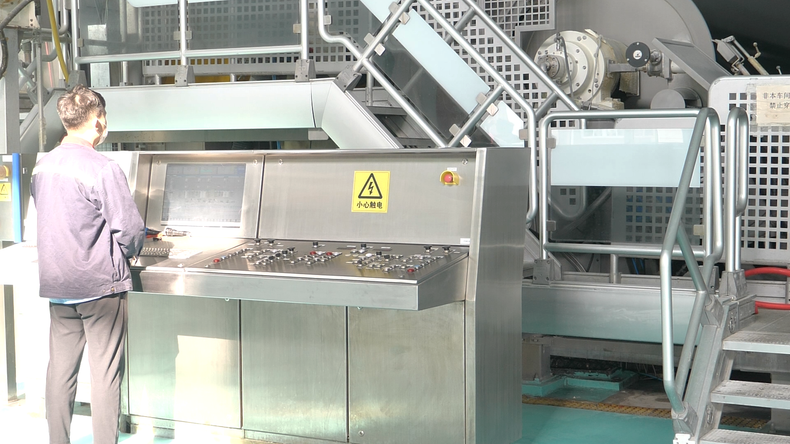 员工调控生产线。 员工调控生产线。