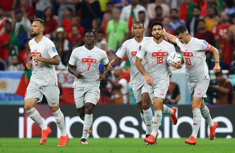 曼努埃尔•阿坎吉劲射入一个安慰球。 曼努埃尔•阿坎吉劲射入一个安慰球。