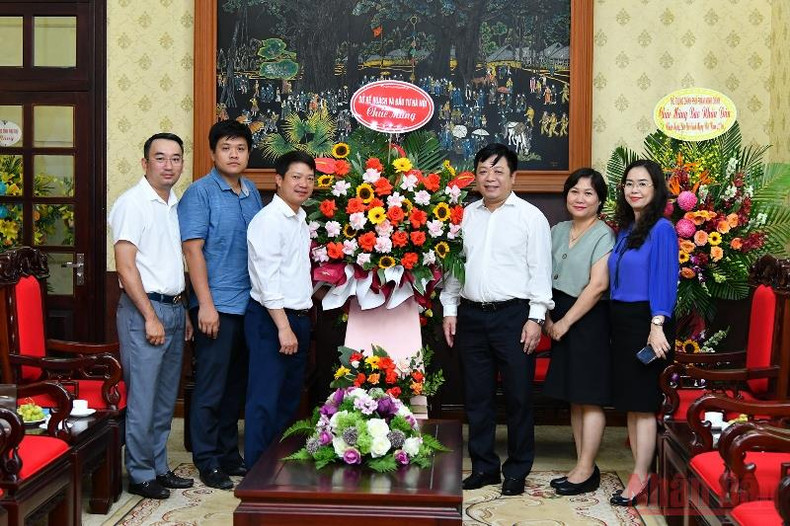 各机关单位前来《人民报》社祝贺越南革命新闻日 ảnh 6