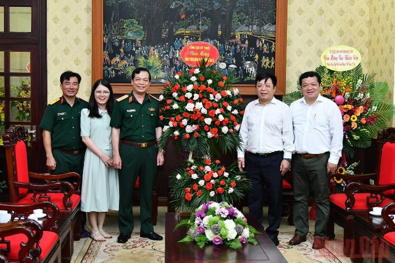 各机关单位前来《人民报》社祝贺越南革命新闻日 ảnh 4