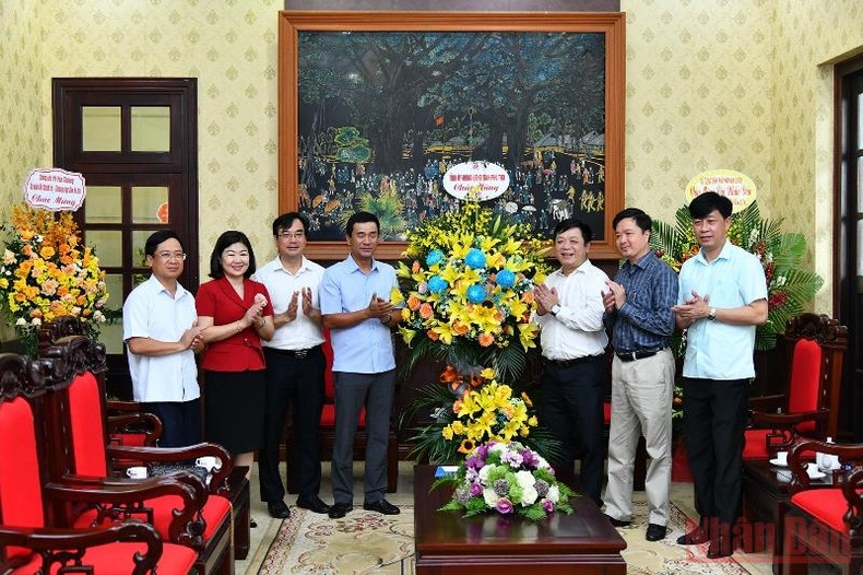 各机关单位前来《人民报》社祝贺越南革命新闻日 ảnh 2