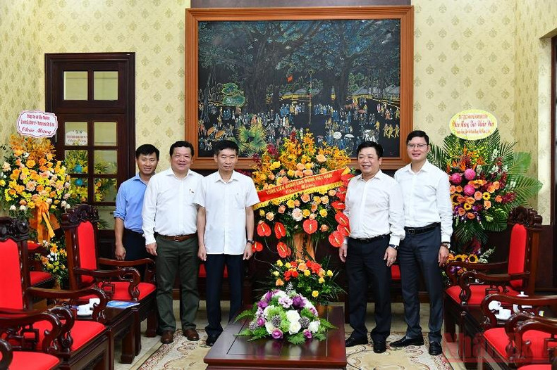 各机关单位前来《人民报》社祝贺越南革命新闻日 ảnh 3