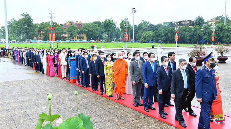 越南国会代表入陵瞻仰胡志明主席遗容(组图) ảnh 4 越南国会代表入陵瞻仰胡志明主席遗容(组图) ảnh 4