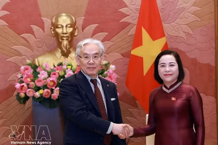 越南国会副主席阮氏清会见日本德洲会集团董事长东上震一。